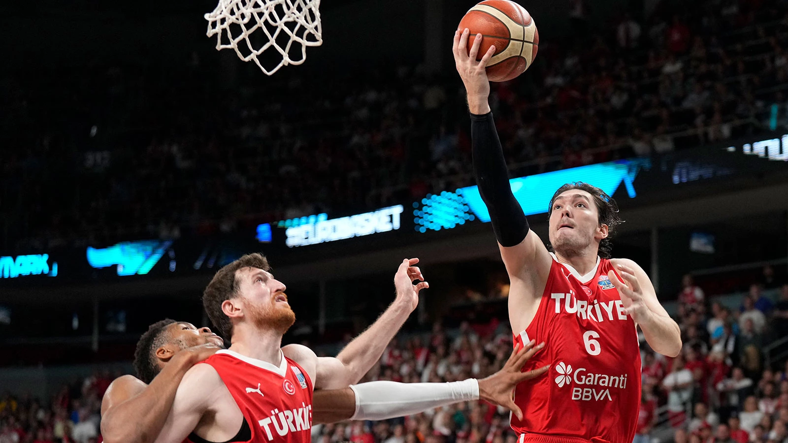 Eurobasket Yarı Finali: Yunanistan Şaşkın! 12 Dev Adam'dan Unutulmaz Zafer
