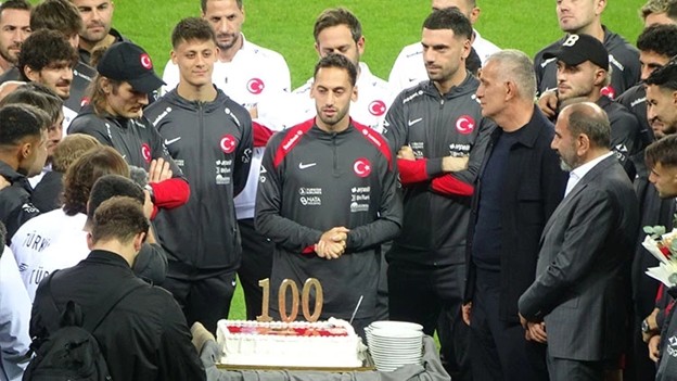 Milli Takım'dan Hakan Çalhanoğlu'na Anlamlı 100. Maç Kutlaması!