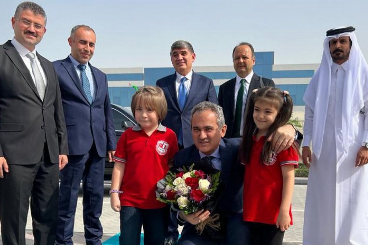 Bakan Özer’den Katar’daki Türk Okulu’na ziyaret