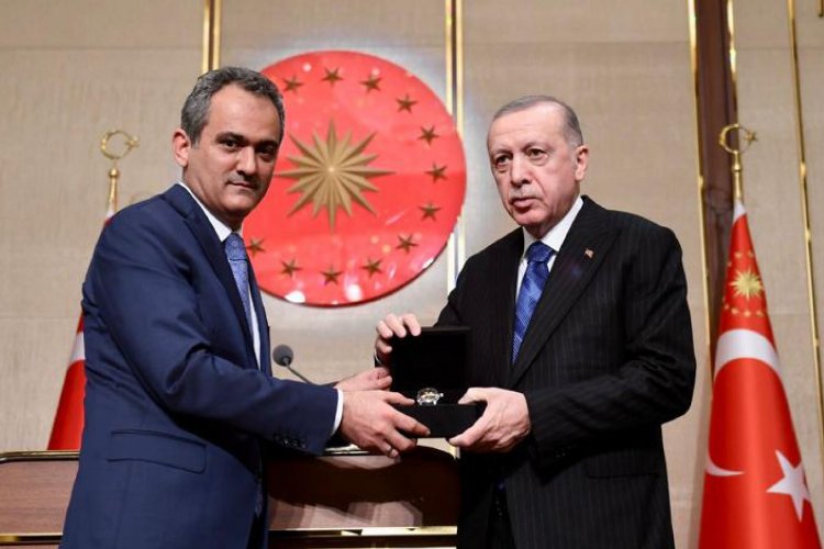 Bursalı öğrencilerin ürettiği ilk saat Cumhurbaşkanı Erdoğan’a takdim edildi