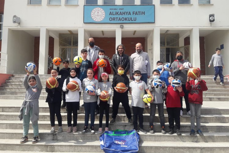 Kocaeli İzmit Belediyesi’nden okullara spor malzeme desteği