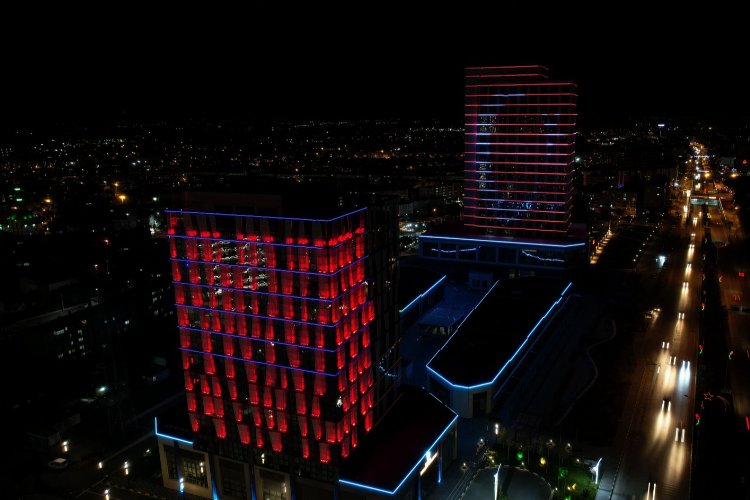 Manisa Büyükşehir binası Türk Polisi için ışıl ışıl oldu